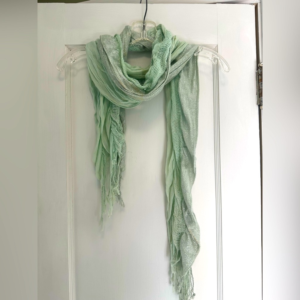4/$20 DEAL ON ANY BUNDLE OF SCARVES
Mint & Silver Lightweight Fringe Scarf